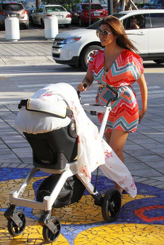 Kim i Kourtney Kardashian z dziećmi w muzeum