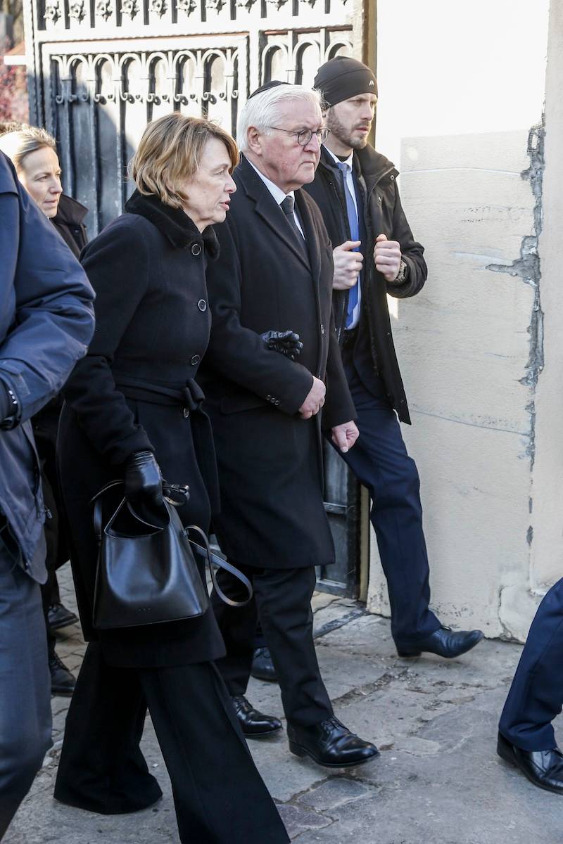 Pogrzeb Mariana Turskiego. Monika Olejnik z partnerem, Rafał Trzaskowski, dawno niewidziana Gołda Tencer…