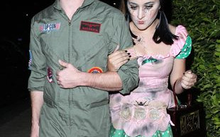 Córka Robina Williamsa bawi się na halloweenowej imprezie