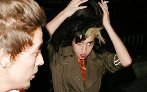 Co Amy ma we włosach?