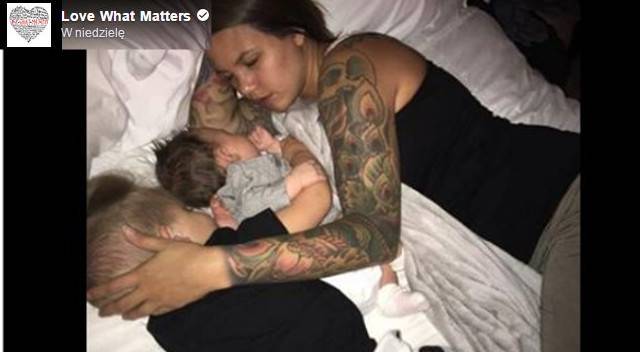 Dlaczego to zdjęcie mamy śpiącej z dziećmi stało się viralem i wywołało dyskusję?