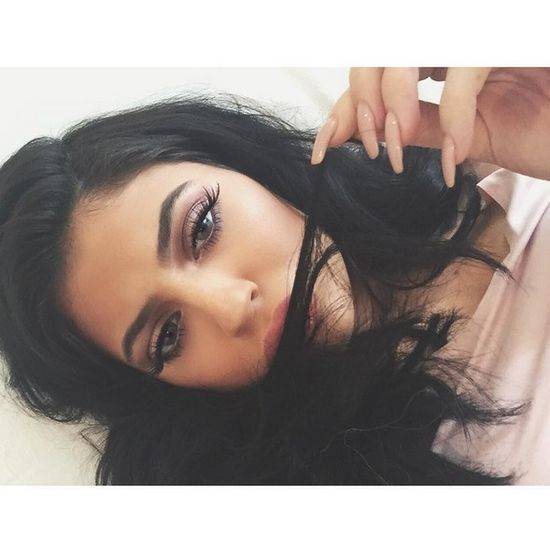 Zdjęcia, na których Kylie Jenner wygląda jak plastikowa lalka