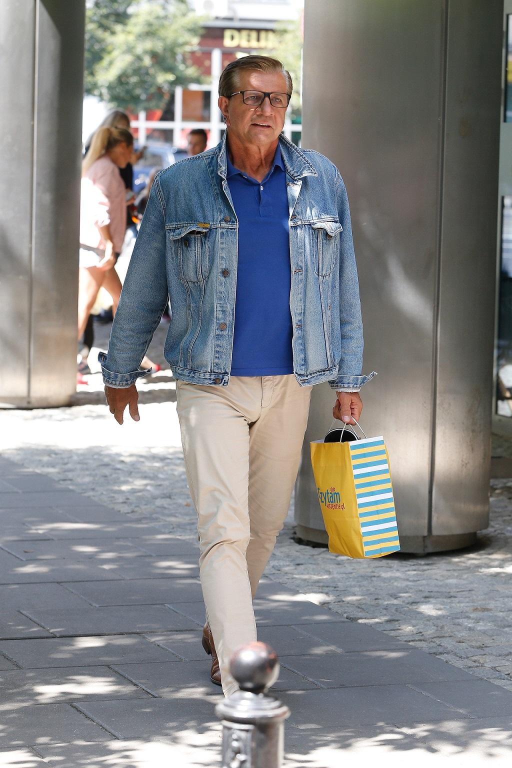 Opalony Zygmunt Chajzer w młodzieżowej stylizacji.