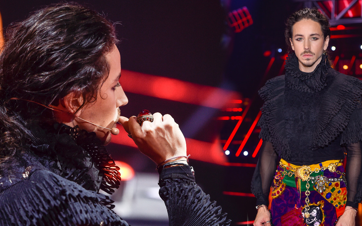 Michał Szpak ZNIKNIE z “The Voice of Poland” przez udział w spektaklu pod domem Kaczyńskiego?