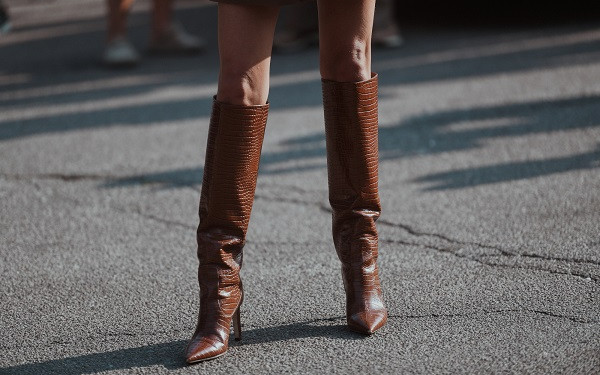 Jak modnie wystylizować damskie kozaki w lecie? Oto nasze propozycje