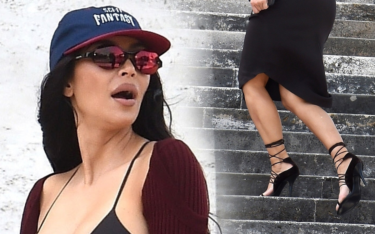 Rzymskie wakacje Kim Kardashian – w dzień zaskoczyła dekoltem, wieczorem wbiła się w kusą mini (ZDJĘCIA)