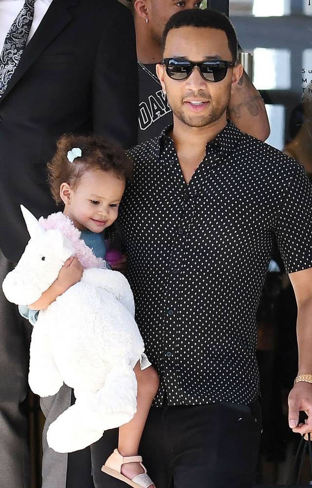 Gdzie się podział ciążowy brzuszek Chrissy Teigen?!