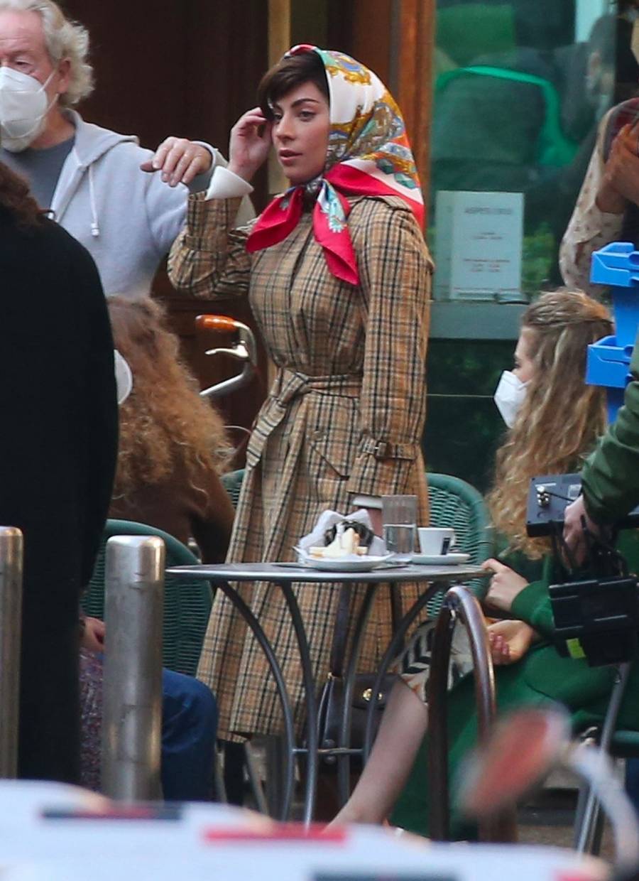 Stylizacja Lady Gagi na planie filmowym.