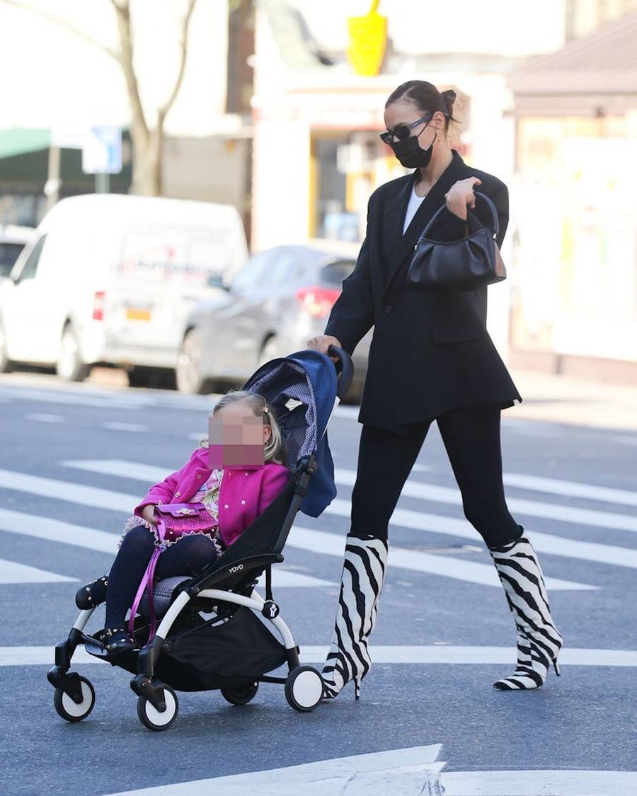 Irina Shayk na spacerze z córką