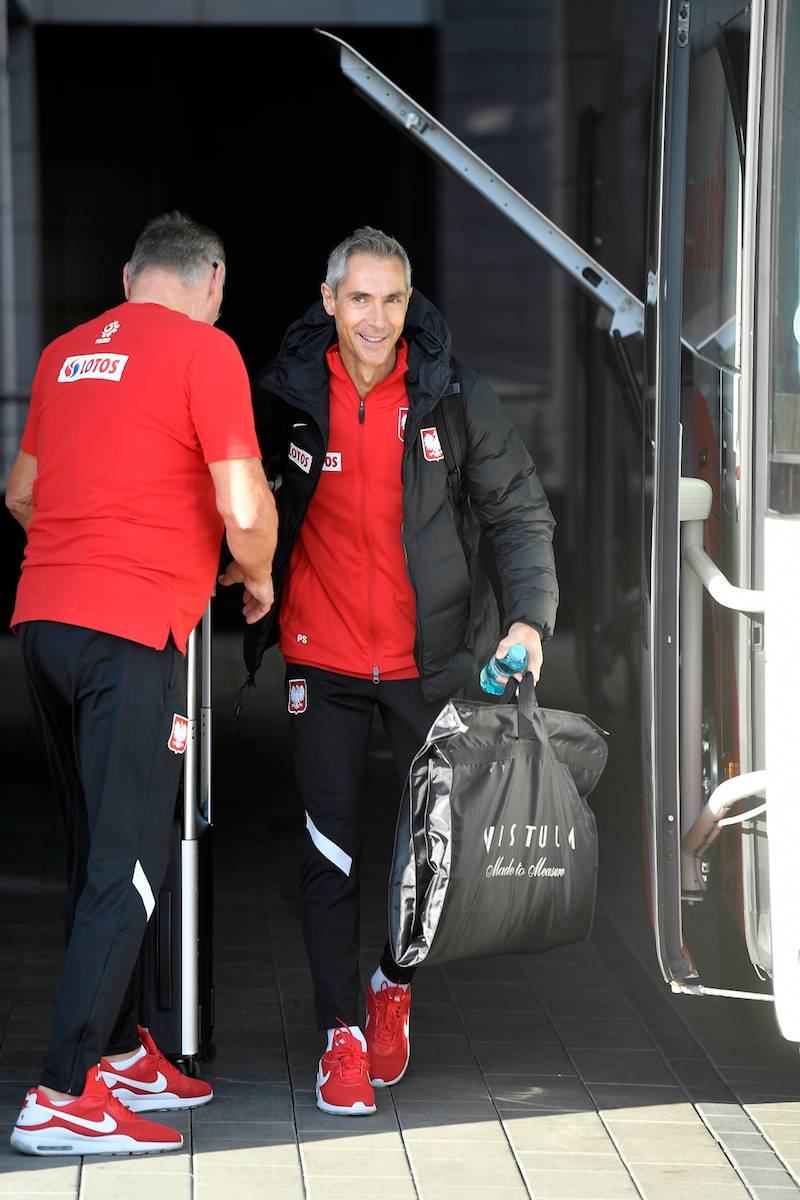 Piłkarze w drodze na mecz Polska – Albania – w niezbyt dobrych humorach  (ZDJĘCIA)