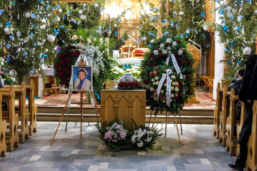 Pogrzeb Barbary Rylskiej. Aktorka spoczęła w rodzinnym grobie, Ewa Ziętek przemówiła na mszy (ZDJĘCIA)