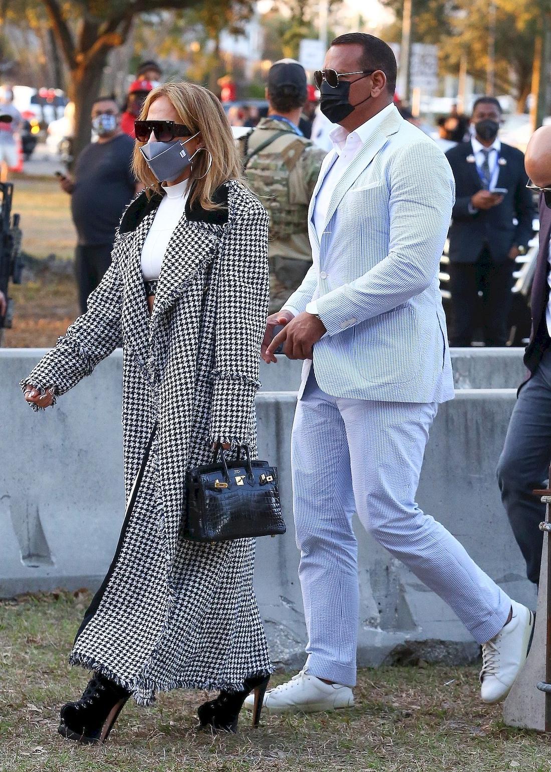 Jennifer Lopez w płaszczu Chanel