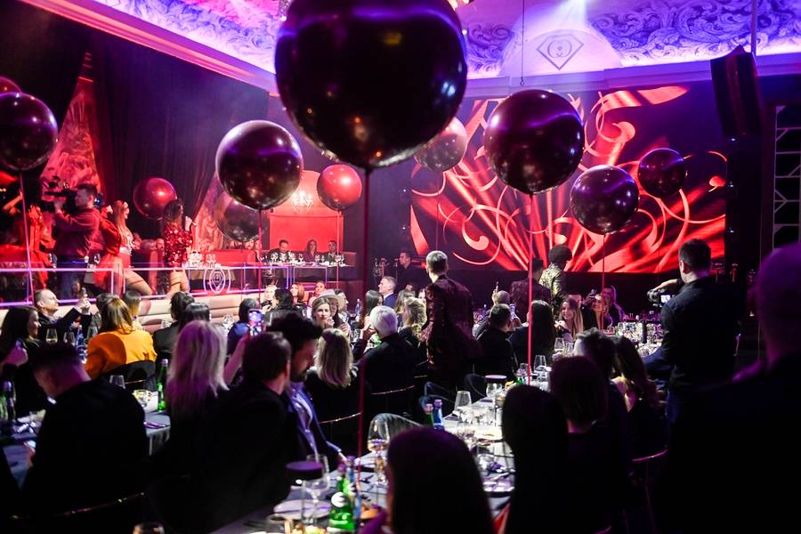 Gwiazdy wdzięczą się na otwarciu ekskluzywnego klubu. Magdalena Schejbal, Marta Krupa, Karolina Pisarek-Salla i Roger Salla,