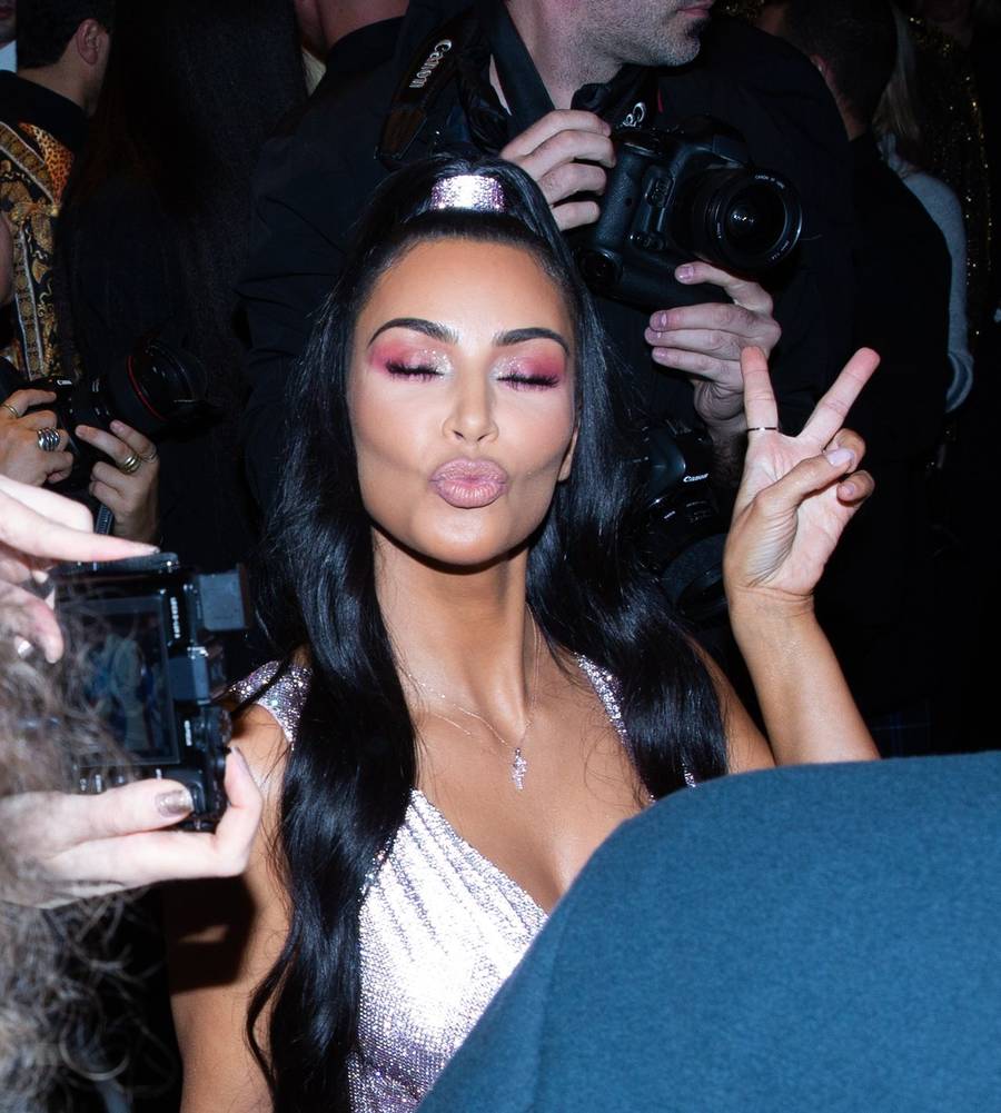 Kim Kardashian na pokazie VERSACE w liliowej SEXY mini