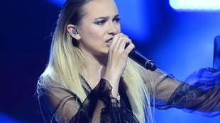 Dziwny tekst piosenki i odsłonięta pupa zrobią z niej gwiazdę?