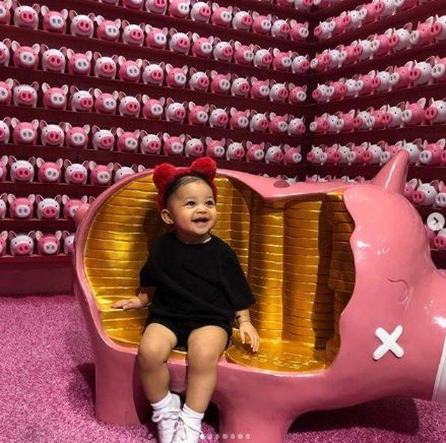 1. urodziny córeczki Kylie Jenner i Travisa Scotta – rodzice pokazali urocze zdjęcia Stormi