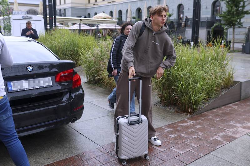 Piłkarze zjechali się na zgrupowanie reprezentacji Polski. Lewy od razu wyszedł do kibiców