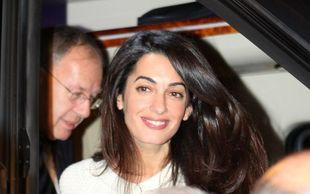 Amal Clooney pokazała ciążowy brzuszek?