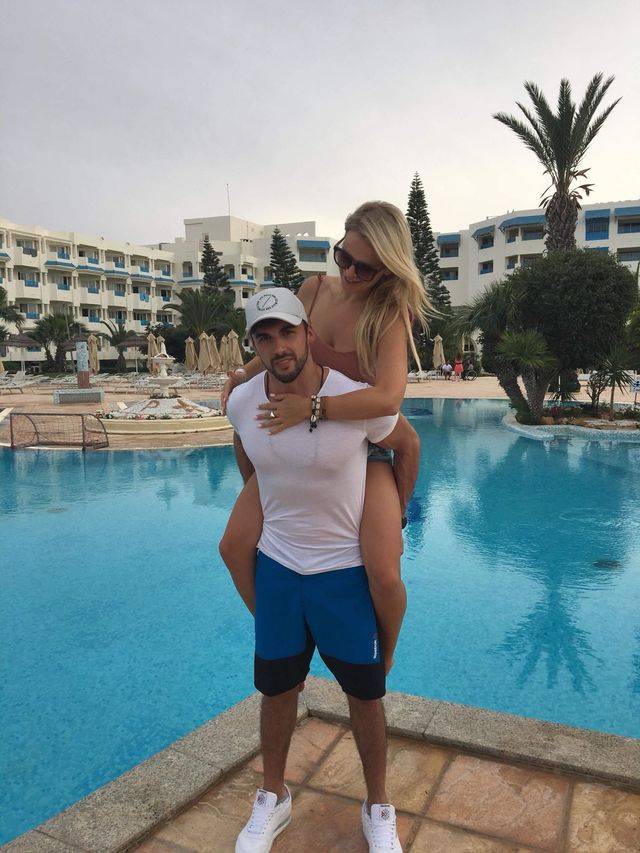 Jakub Kucner ze swoją  dziewczyną w Tunezji