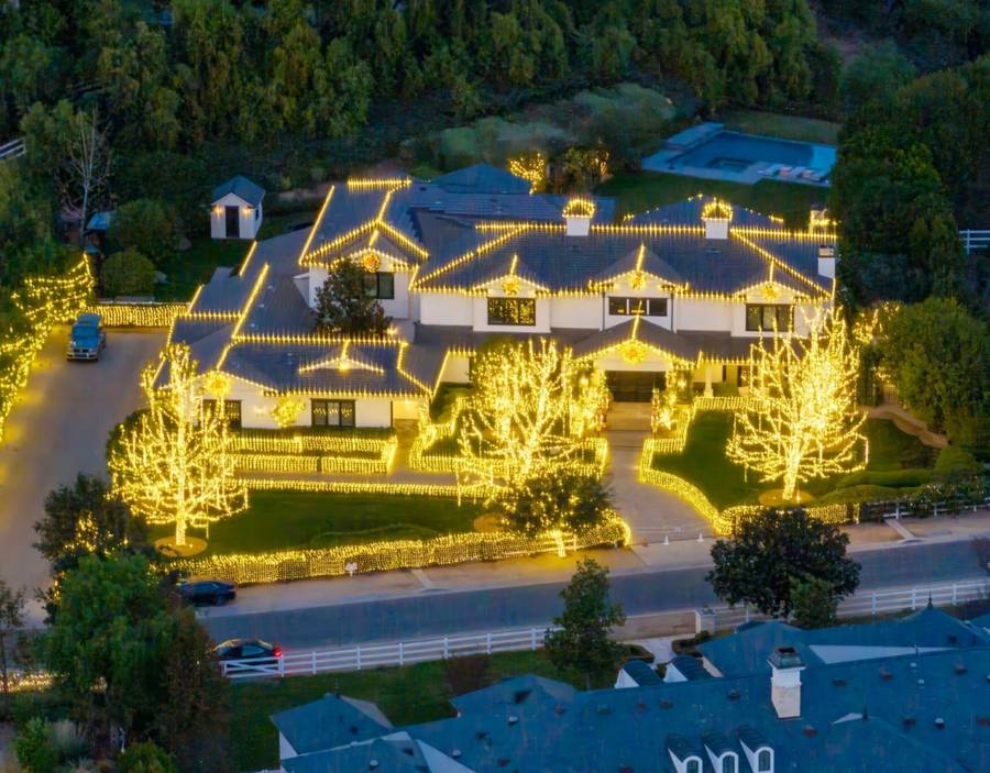 Kardashianki rywalizują o najbardziej olśniewające ozdoby świąteczne. Zobaczcie tylko, jak wyglądają ich domy! (FOTO)