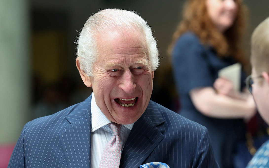 Król Karol w świetnym humorze pojawił się w szpitalu. Tak wraca do obowiązków [ZDJĘCIA]