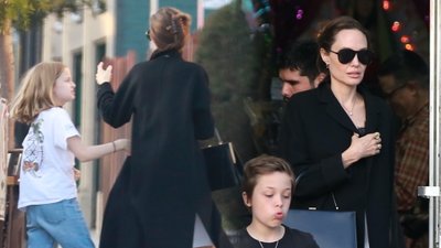Angelina Jolie w długich kozakach na zakupach z bliźniakami (ZDJĘCIA)