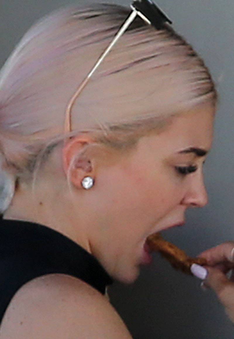 Piersi Kylie Jenner sięgają jej do PĘPKA! Tak wygląda naprawdę!