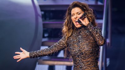 58-letnia Shania Twain chwali się pięknymi nogami, “Jak ona wygląda!”