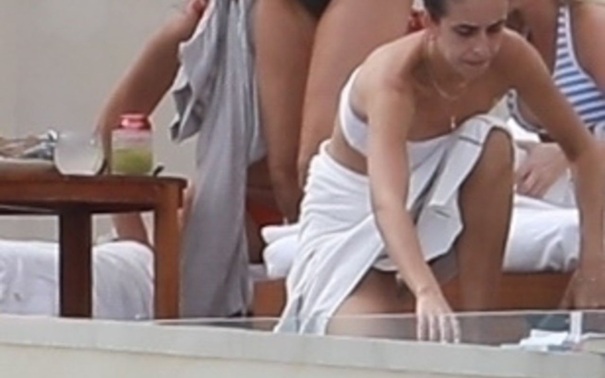 WOW! Selena Gomez w oliwkowym kostiumie kąpielowym