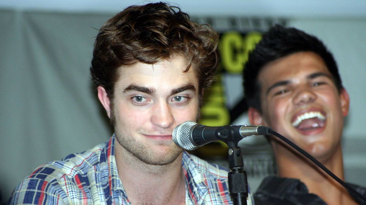 "Twilight Saga: New Moon" stars Robert Pattinson, Kristen Stewart, Taylor Lautner and Ashley Greene and director Chris Weitz take part in a special panel discussion about the movie after which never-before-seen footage from the new film was debuted. San Diego, CA. 7/23/09.,Image: 36591646, License: Rights-managed, Restrictions: MAVRIXONLINE.COM 305 542 9275 or 954 698 6777. Fees must be agreed for image use. Daily Mail Online Out. Byline, credit, TV usage, web usage or linkback must read MAVRIXONLINE.COM. Failure to byline correctly will incur double the agreed fee., Model Release: no, Credit line: hai / Mavrixphoto / Forum