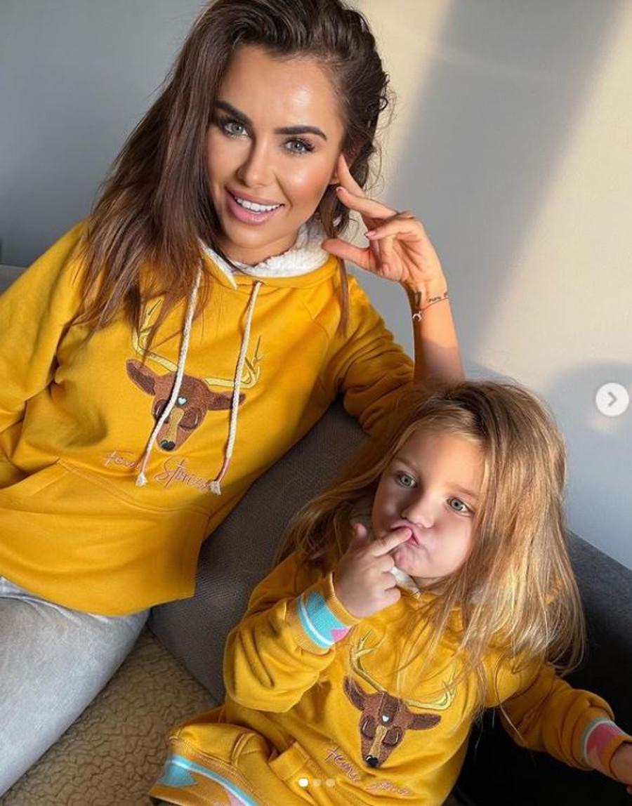 Natalia Siwiec z córką w pasujących swetrach.