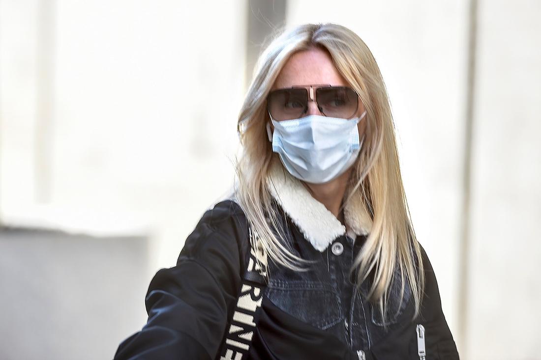 Agnieszka Woźniak-Starak w białej maseczce na twarzy. 