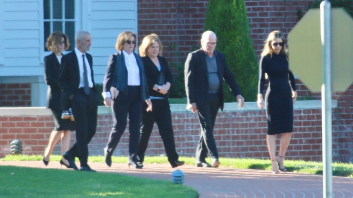 Los Angeles, CA - Courteney Cox and Jennifer Aniston arrive together at Forrest Lawn for Matthew Perry's Funeral BACKGRID USA 3 NOVEMBER 2023,Image: 819476158, License: Rights-managed, Restrictions: , Model Release: no, Pictured: Matthew Perry, Credit line: BACKGRID / Backgrid USA / Forum