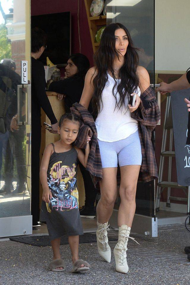 Kim Kardashian w seksownych botkach i koszuli Kanye