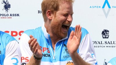 Rozbawiony, jak dziecko książę Harry bawi się doskonale na meczu Messiego [wideo]