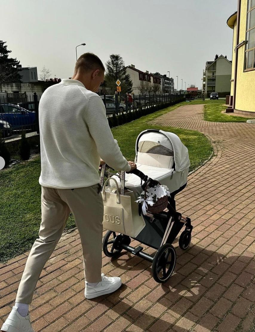 Jakub Rzeźniczak i Paulina Rzeźniczak z koszyczkiem w kościele 