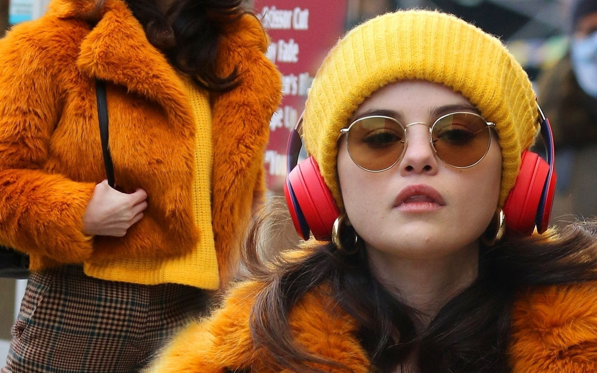 Dawno niewidziana Selena Gomez w pomarańczowym futerku na planie filmowym(FOTO)