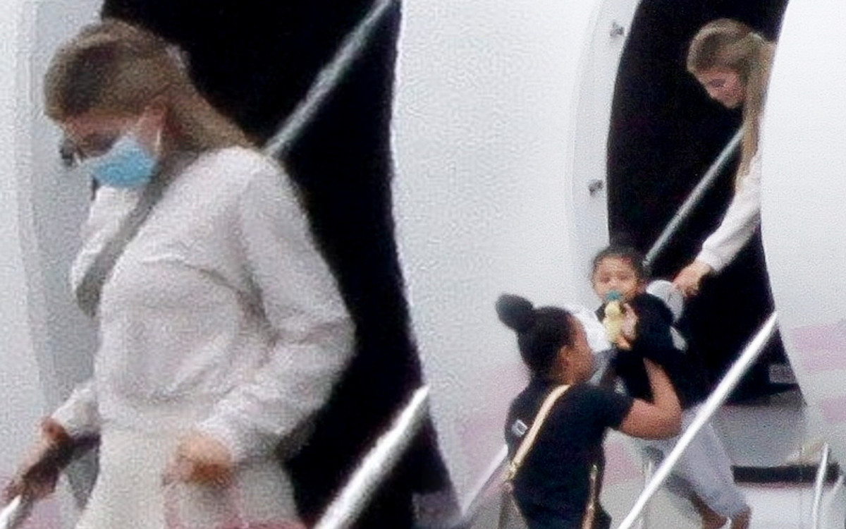 Kylie Jenner z Travisem Scottem i Stormi wysiada z biało-różowego prywatnego odrzutowca (ZDJĘCIA)
