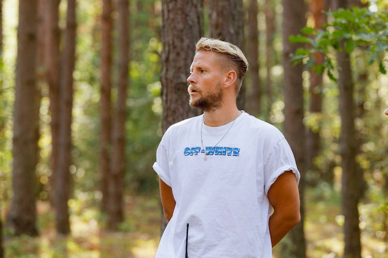 Sebastian Fabijański debiutuje w roli reżysera (ZDJĘCIA Z PLANU)