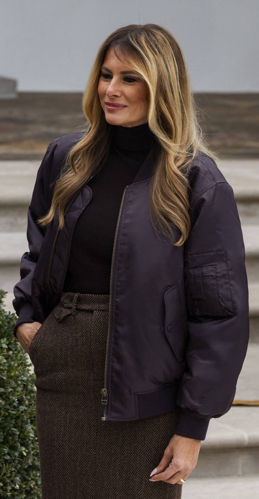 Melania Trump łapie indyka w święto dziękczynienia w mało oficjalnej kreacji. Spójrzcie na tę kurtkę