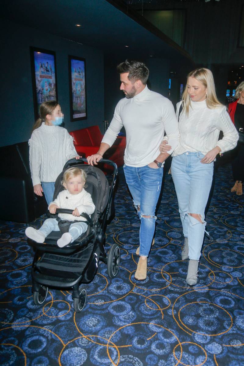 Barbara Kurdej-Szatan z całą rodziną na premierze rodzinnego musicalu. Są tak samo ubrani!