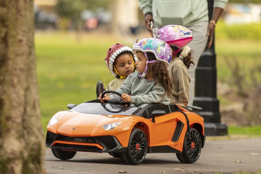 Dzieci Kim i Kanye bawią się w parku