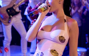 Ponętny dekolt i koturny od Chanel (FOTO)