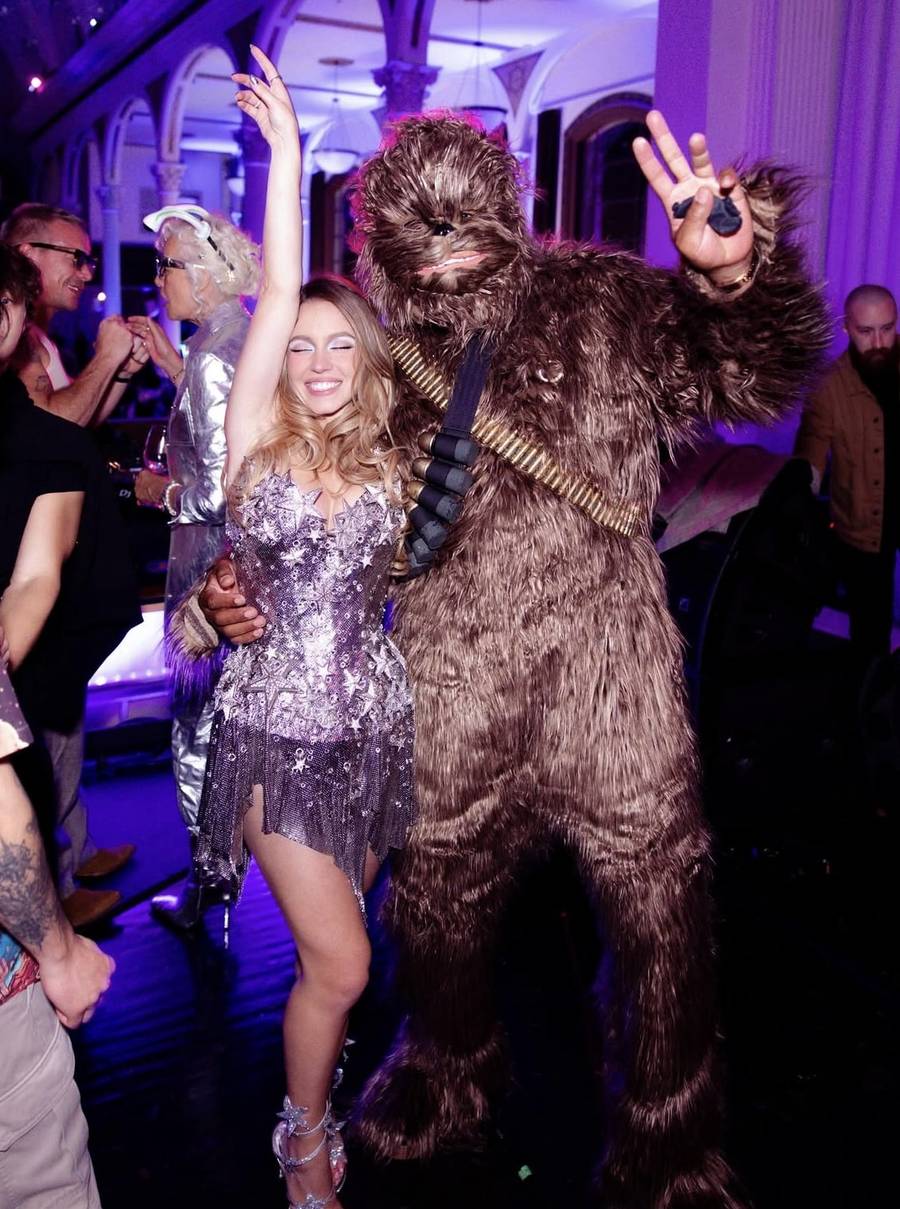 Sydney Sweeney z przytupem świętuje 28. urodziny! Gwiazdorska obsada, tłumy gości i kosmiczne kostiumy