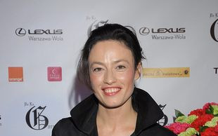 Magdalena Różczka grzebie w śmieciach