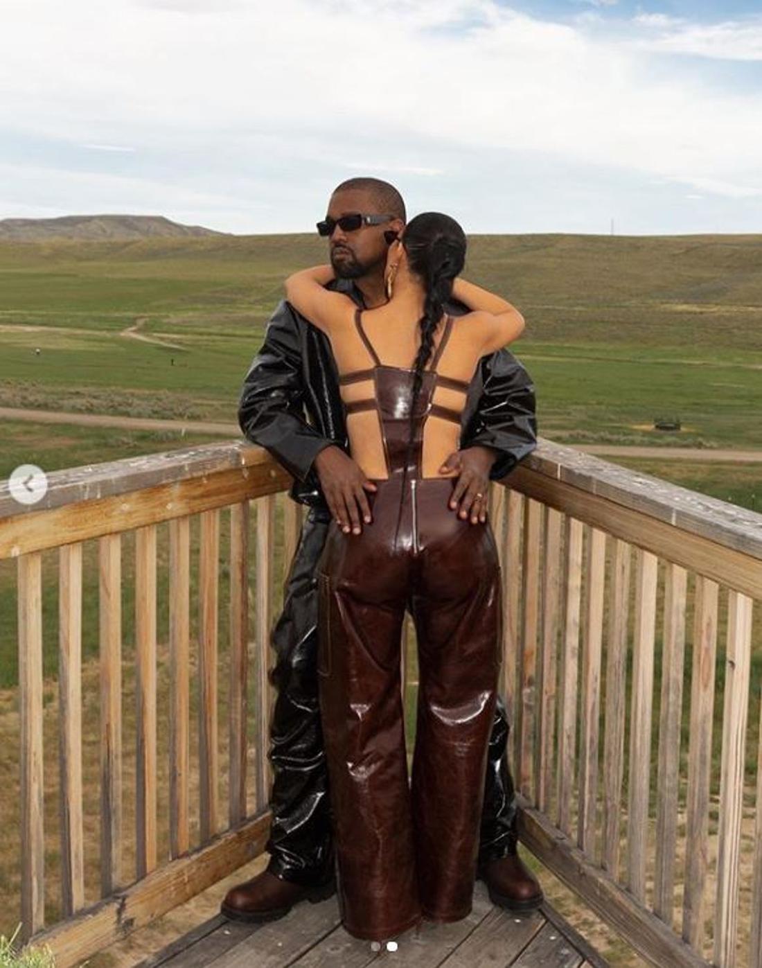 Kim Kardashian tą stylizacją zdeformowała swoje biodra. Kim Kardashian w skórzanym kombinezonie.