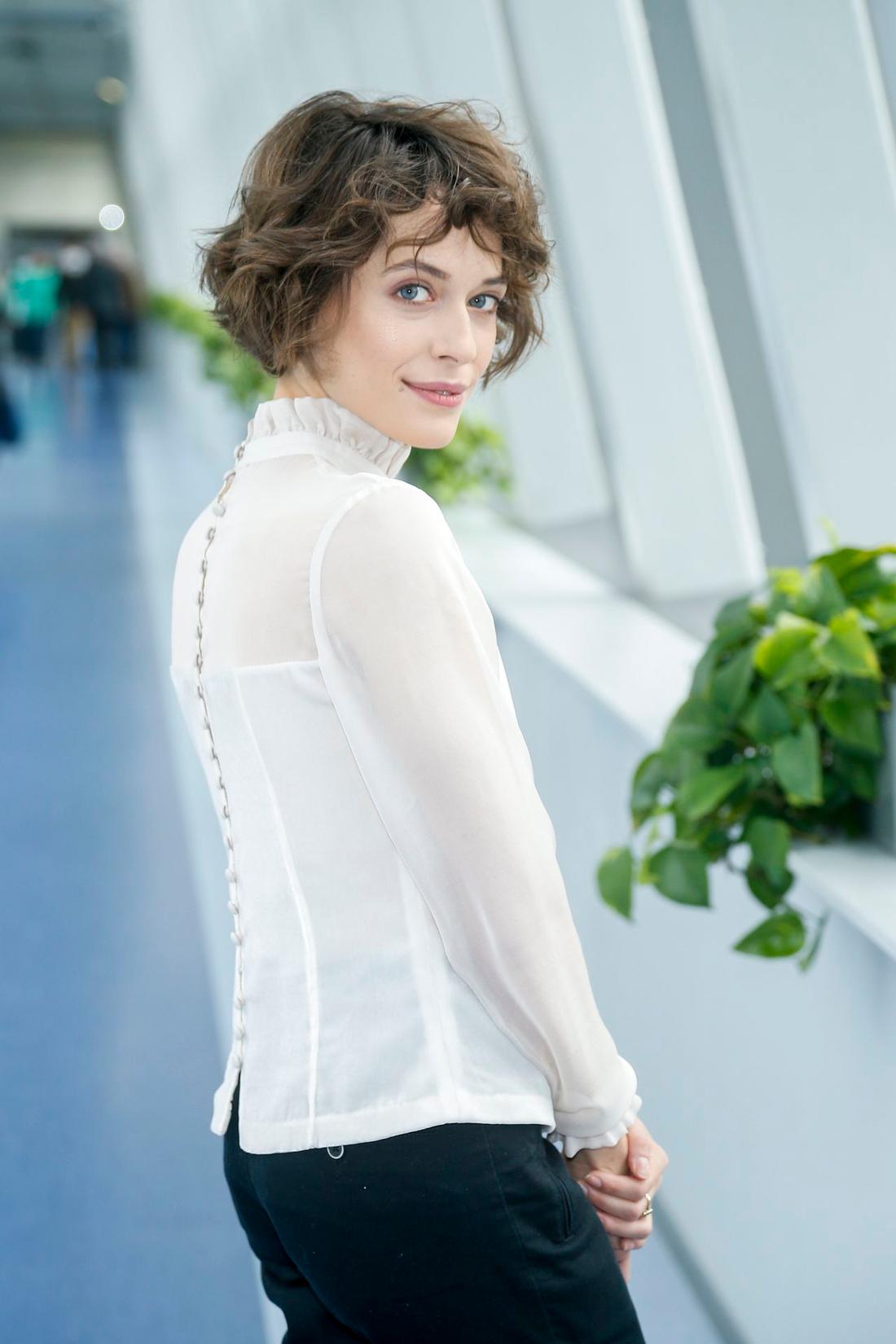 Aleksandra Hamkało w ciemnych włosach