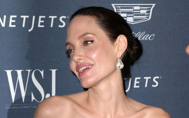 Angelina Jolie zabija głód w prosty i bardzo niezdrowy sposób