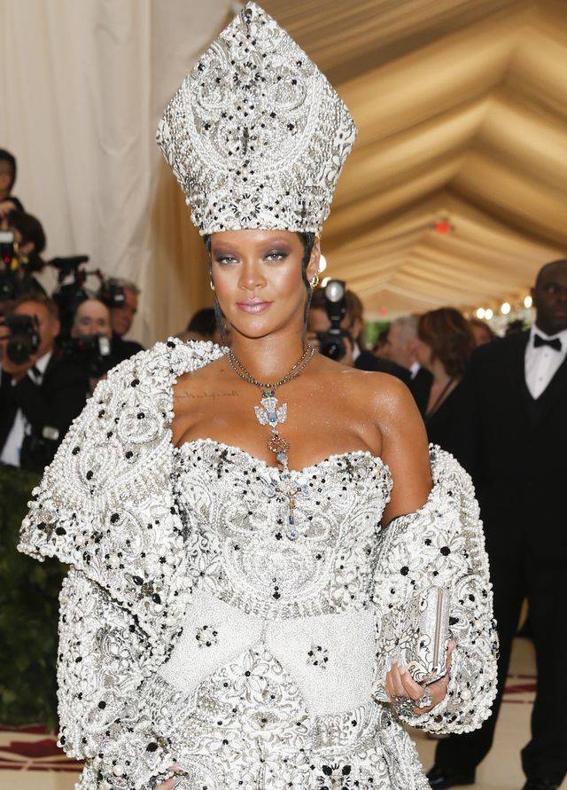 Biuściasta “papieżyca” – Rihanna ZGASIŁA wszystkie inne gwiazdy na Met Gali