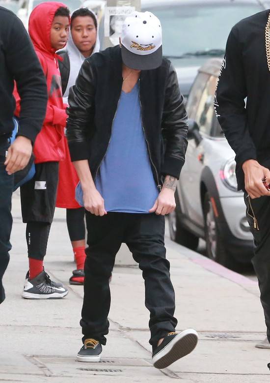 Justin Bieber nosi za luźne spodnie